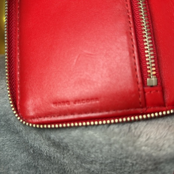 ❤️MARC JACOBS❤️Red Embossed Hearts Patent Leather Phone Wristlet/NWOT - Picture 6 of 11